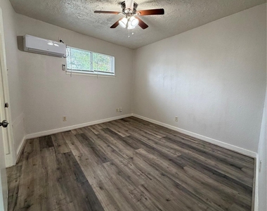 4811 Oakland Street - Photo Thumbnail 8