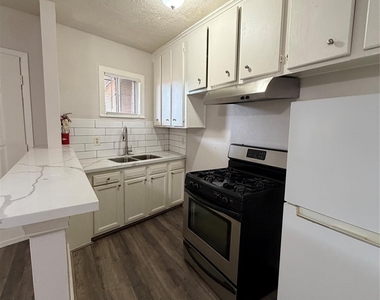 4811 Oakland Street - Photo Thumbnail 4