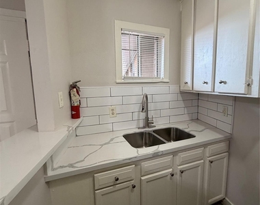 4811 Oakland Street - Photo Thumbnail 6