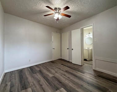 4811 Oakland Street - Photo Thumbnail 9