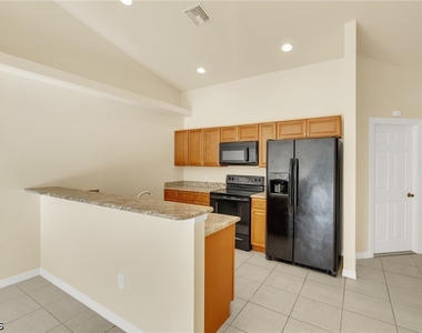 4623 Sw 7th Place - Photo Thumbnail 3