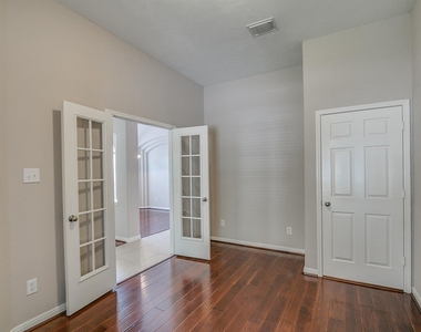10914 Tattershall Lane - Photo Thumbnail 5