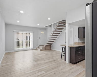811 Threadneedle Street - Photo Thumbnail 3