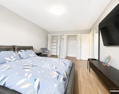 605 Grove - Photo Thumbnail 9