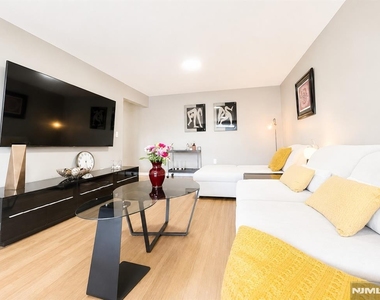 605 Grove - Photo Thumbnail 3
