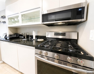 605 Grove - Photo Thumbnail 7