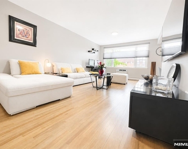 605 Grove - Photo Thumbnail 2