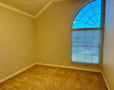 202 Almond Drive - Photo Thumbnail 10