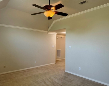 202 Almond Drive - Photo Thumbnail 6