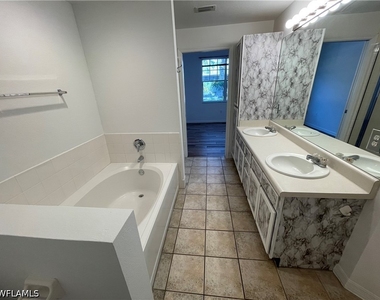 7915 Preserve Circle - Photo Thumbnail 14