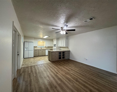 2611 Prairie Avenue - Photo Thumbnail 7