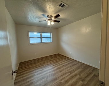 2611 Prairie Avenue - Photo Thumbnail 17