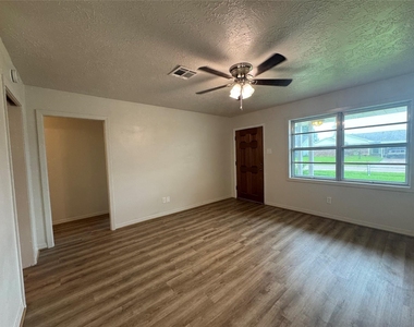 2611 Prairie Avenue - Photo Thumbnail 5