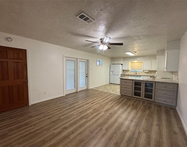 2611 Prairie Avenue - Photo Thumbnail 6