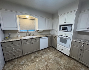 2611 Prairie Avenue - Photo Thumbnail 12