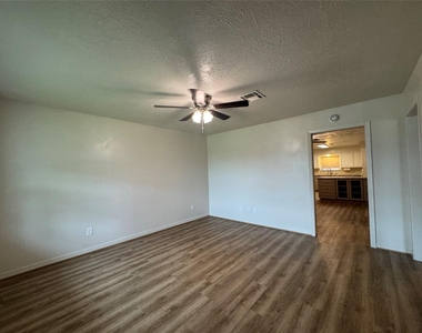 2611 Prairie Avenue - Photo Thumbnail 4