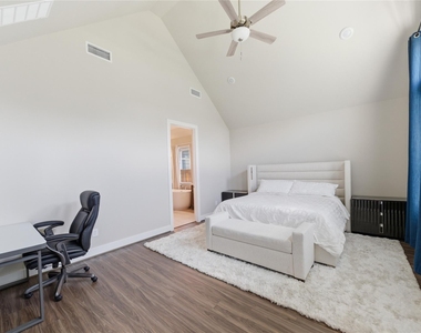 13715 Aventino Pointe Drive - Photo Thumbnail 17