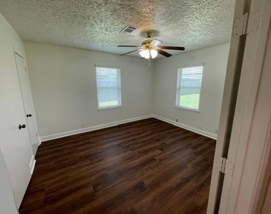 1805 Wycliffe Drive - Photo Thumbnail 12