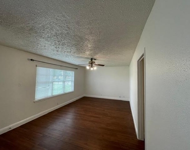 1805 Wycliffe Drive - Photo Thumbnail 5