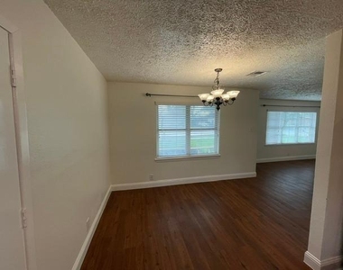 1805 Wycliffe Drive - Photo Thumbnail 4