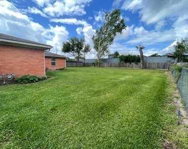 1805 Wycliffe Drive - Photo Thumbnail 16