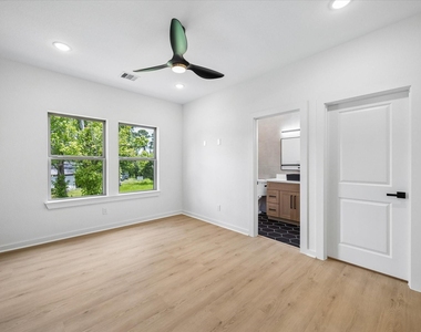 8129 Safebuy Street - Photo Thumbnail 4