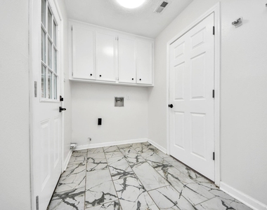 1319 Forsythe Lane - Photo Thumbnail 10
