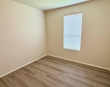 1331 S Maple Drive - Photo Thumbnail 18