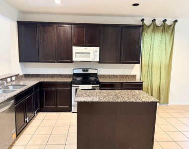 1331 S Maple Drive - Photo Thumbnail 8