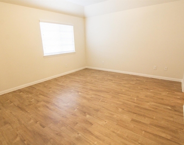 734 N Ella Creek Drive - Photo Thumbnail 6