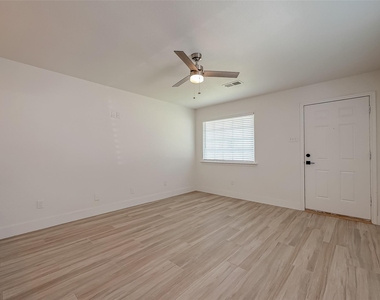 915 Adele Street - Photo Thumbnail 4