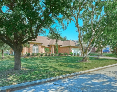 121 April Waters Drive N - Photo Thumbnail 6