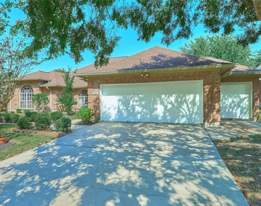 121 April Waters Drive N - Photo Thumbnail 7