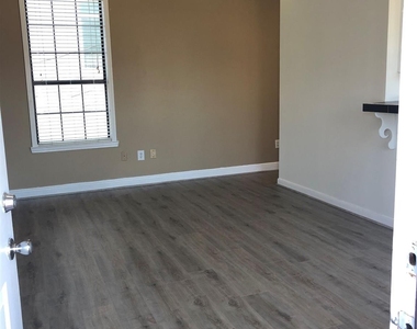 543 W 27th Street - Photo Thumbnail 7