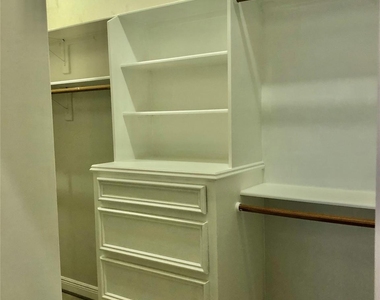 543 W 27th Street - Photo Thumbnail 4