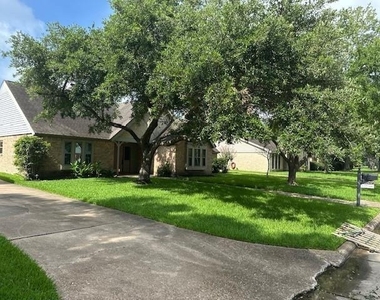 18015 Heaton Drive - Photo Thumbnail 4