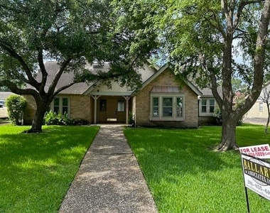 18015 Heaton Drive - Photo Thumbnail 2