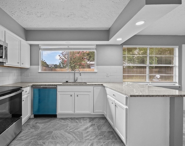 8122 Swan Meadow Lane - Photo Thumbnail 7