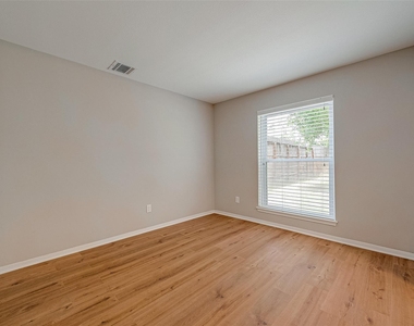 14736 Perthshire Road - Photo Thumbnail 3