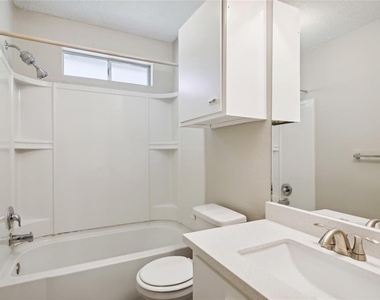 9414 Crystal Cove Circle - Photo Thumbnail 8