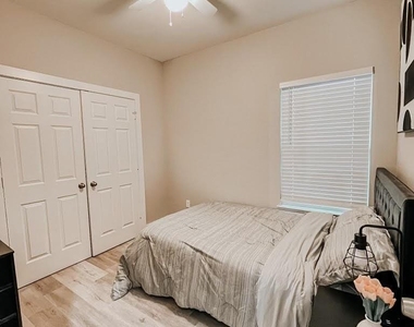1026 Clinton Park Street - Photo Thumbnail 5