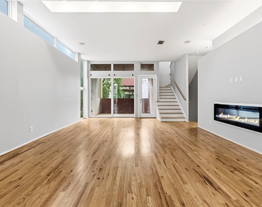 1107 W 17th Street - Photo Thumbnail 1