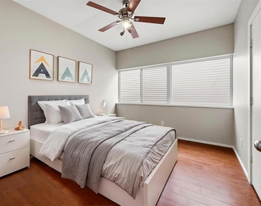 1107 W 17th Street - Photo Thumbnail 12