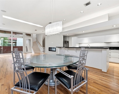 1107 W 17th Street - Photo Thumbnail 5