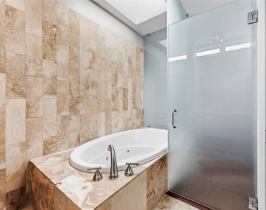 1107 W 17th Street - Photo Thumbnail 9