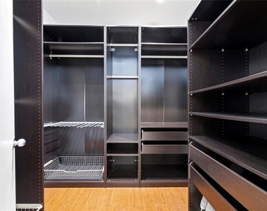 1107 W 17th Street - Photo Thumbnail 7