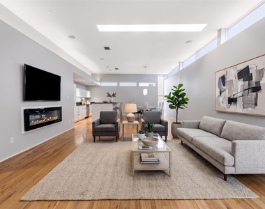 1107 W 17th Street - Photo Thumbnail 2