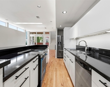 1107 W 17th Street - Photo Thumbnail 4
