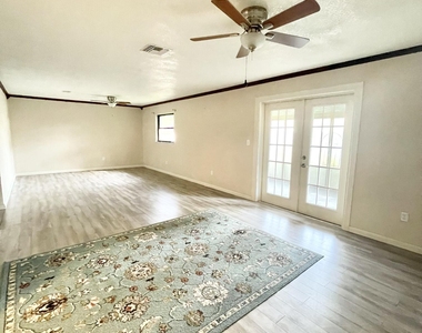 3025 Briarwood Lane - Photo Thumbnail 7