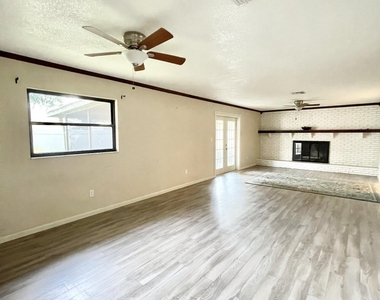3025 Briarwood Lane - Photo Thumbnail 5